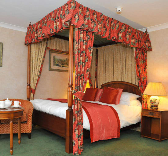 Four Poster 550x550